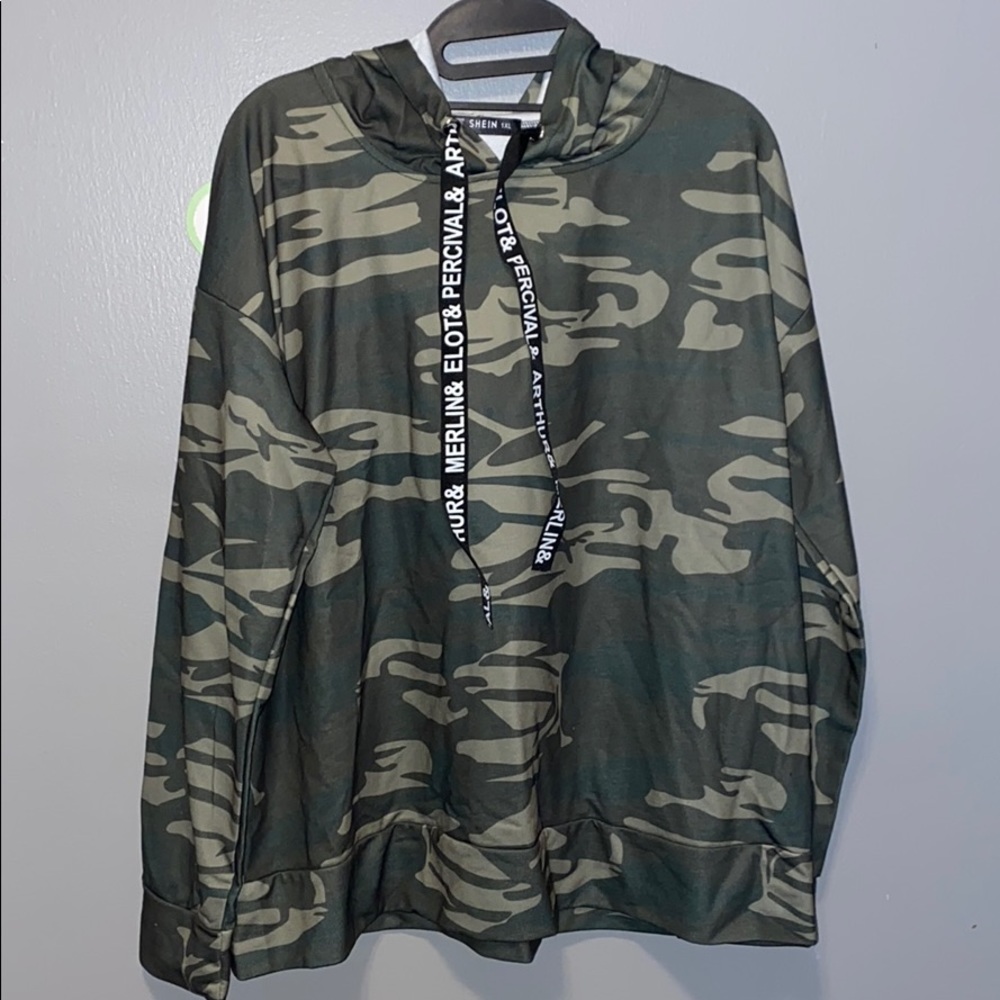 Green camo pull over sweatshirt